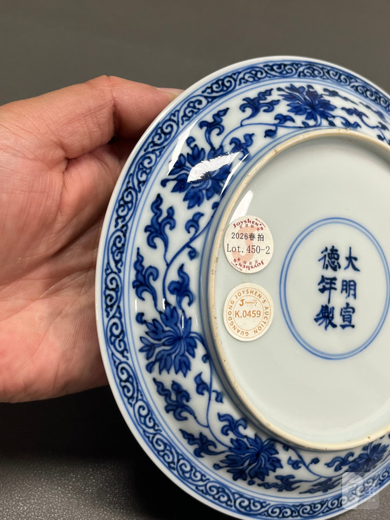 清康熙 青花内藏文月影梅纹外缠枝莲纹折沿盘一对（附
清代原装老盒） - 图11